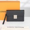 Clutch Louis Vuitton Belaia Noir Taiga size 24