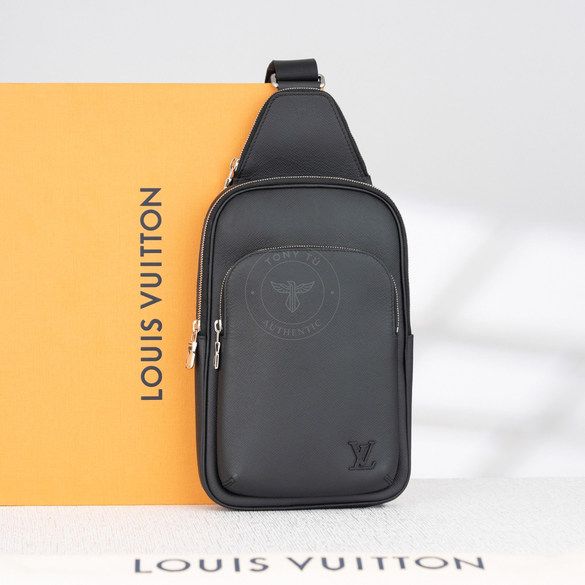 Túi đeo Louis Vuitton Avenue Slingbag Noir Taiga Size 31 (New SS, Code chip)
