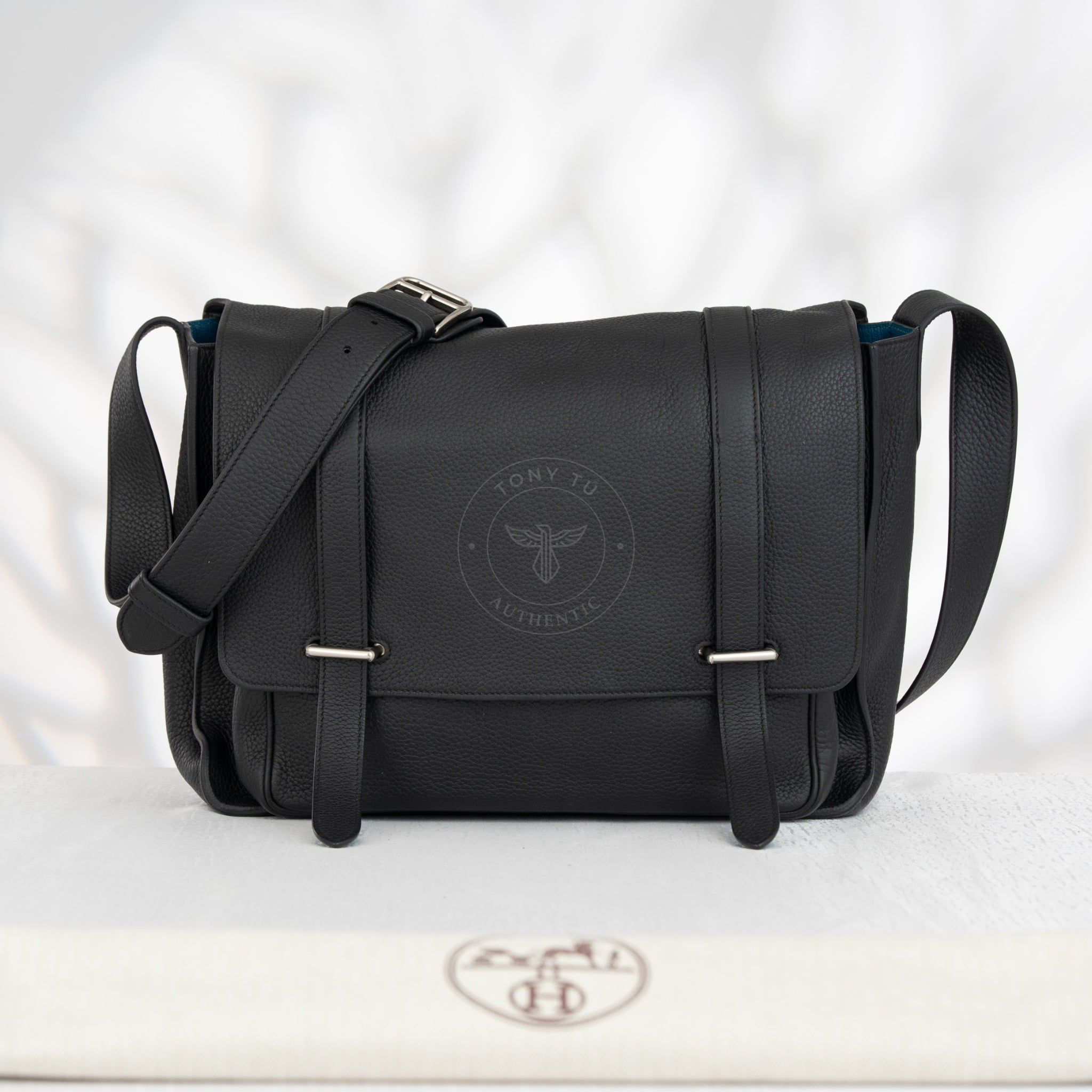 Túi đeo Hermès Steve Noir Togo size 35