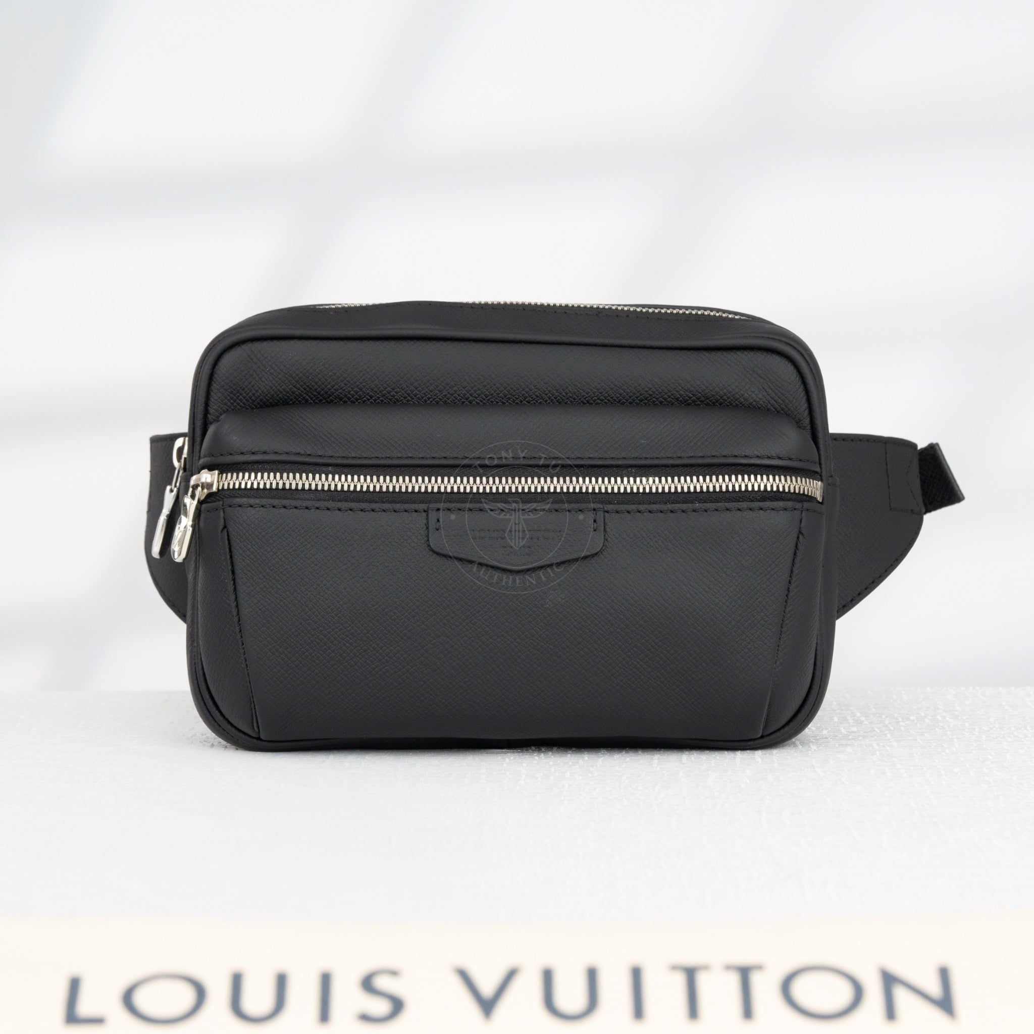 Túi đeo Louis Vuitton Outdoor Noir Taiga size 21