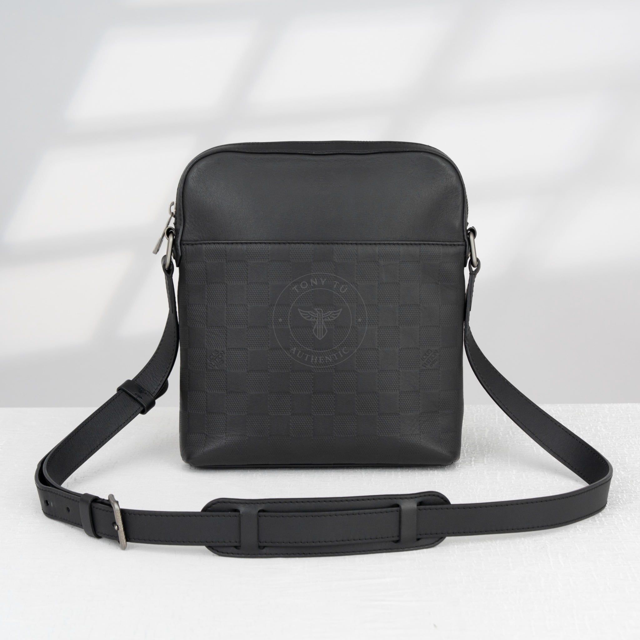 Túi đeo Louis Vuitton Pochette District Infini Size 24