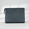 Clutch Louis Vuitton “Articles De Voyage” MM Noir Taiga (Đen/Navy Rim)