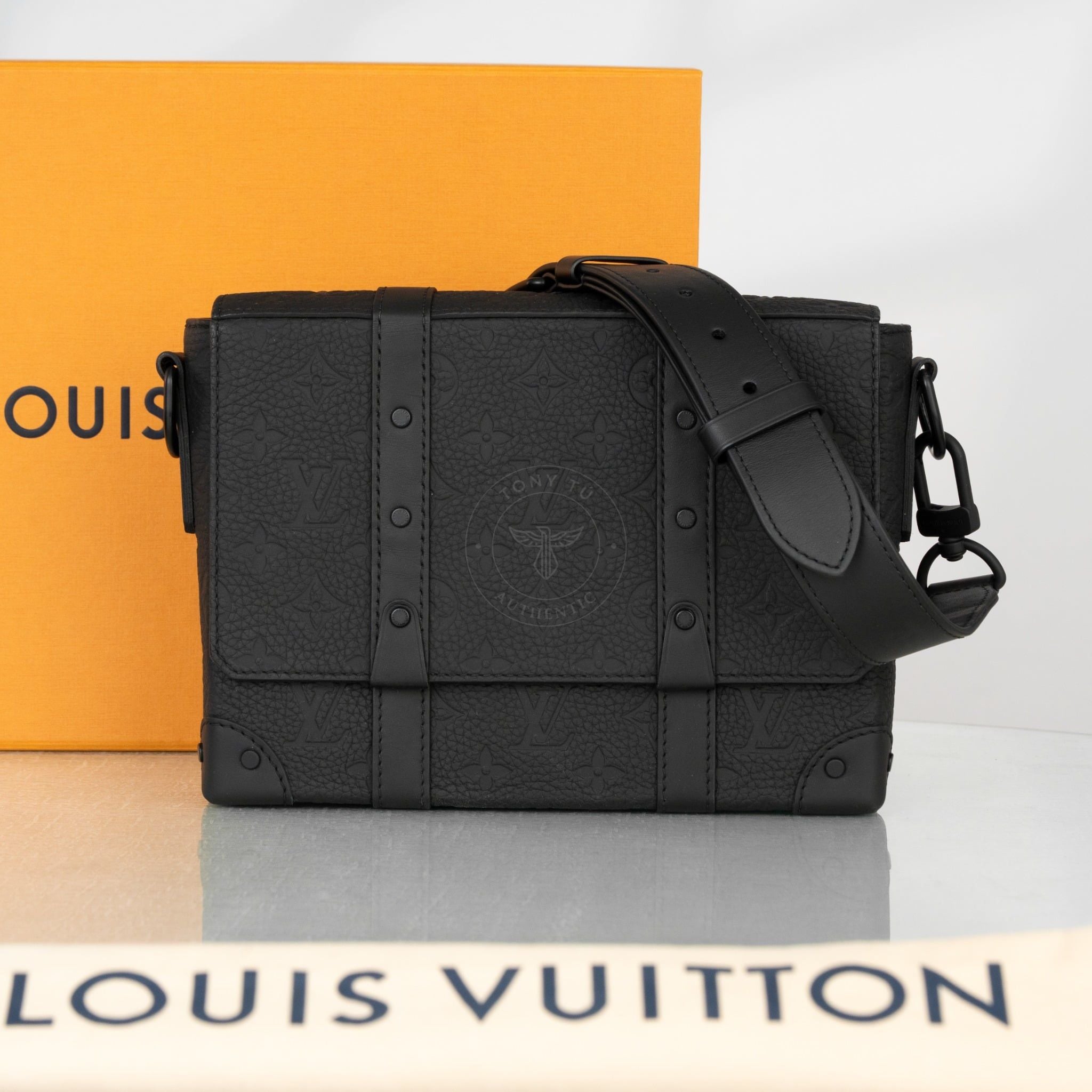 Túi đeo Louis Vuitton Soft Trunk Noir Taurillon (Đen) size 24