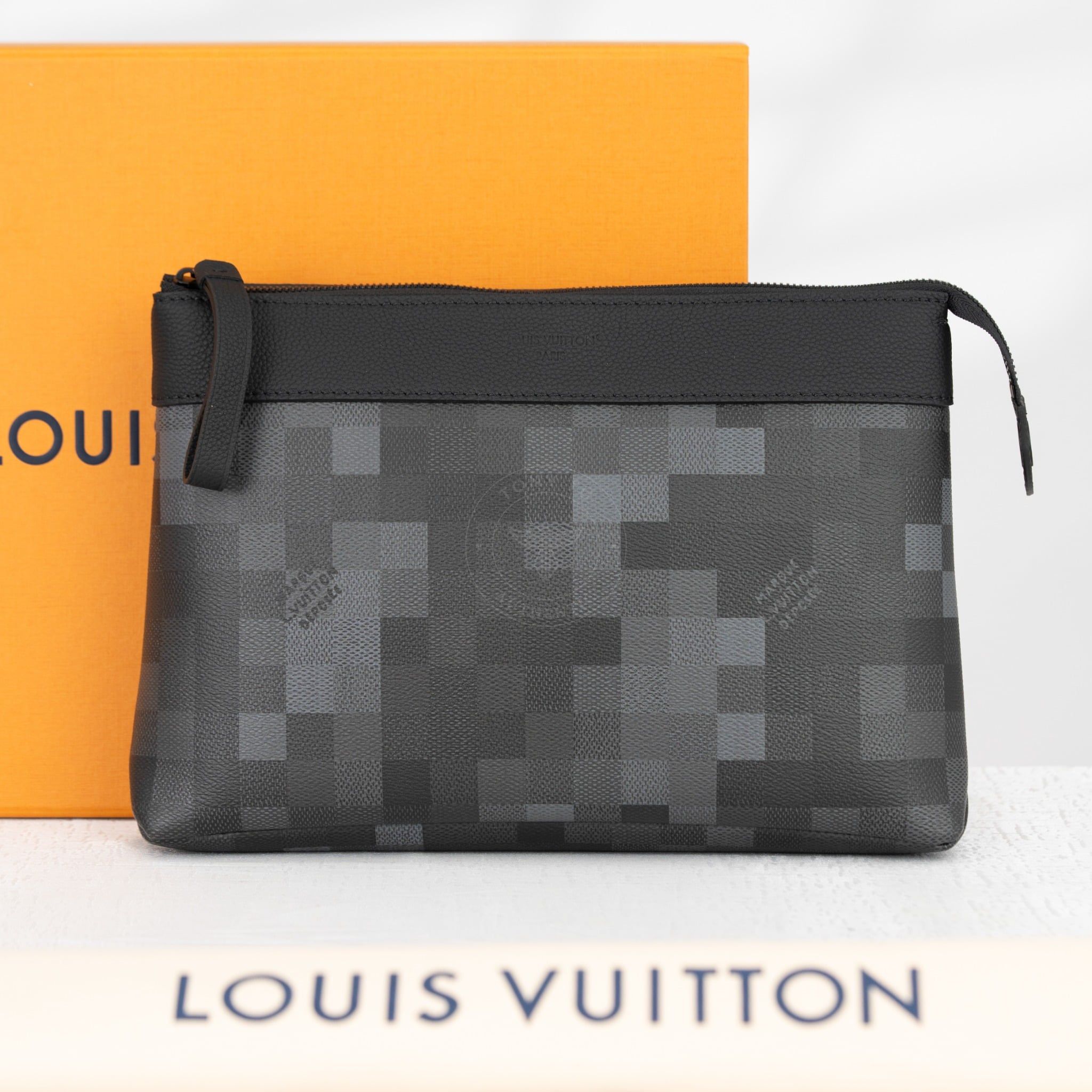 Clutch Louis Vuitton Souple Voyage Damier Pixel (Xám)(NewSS)