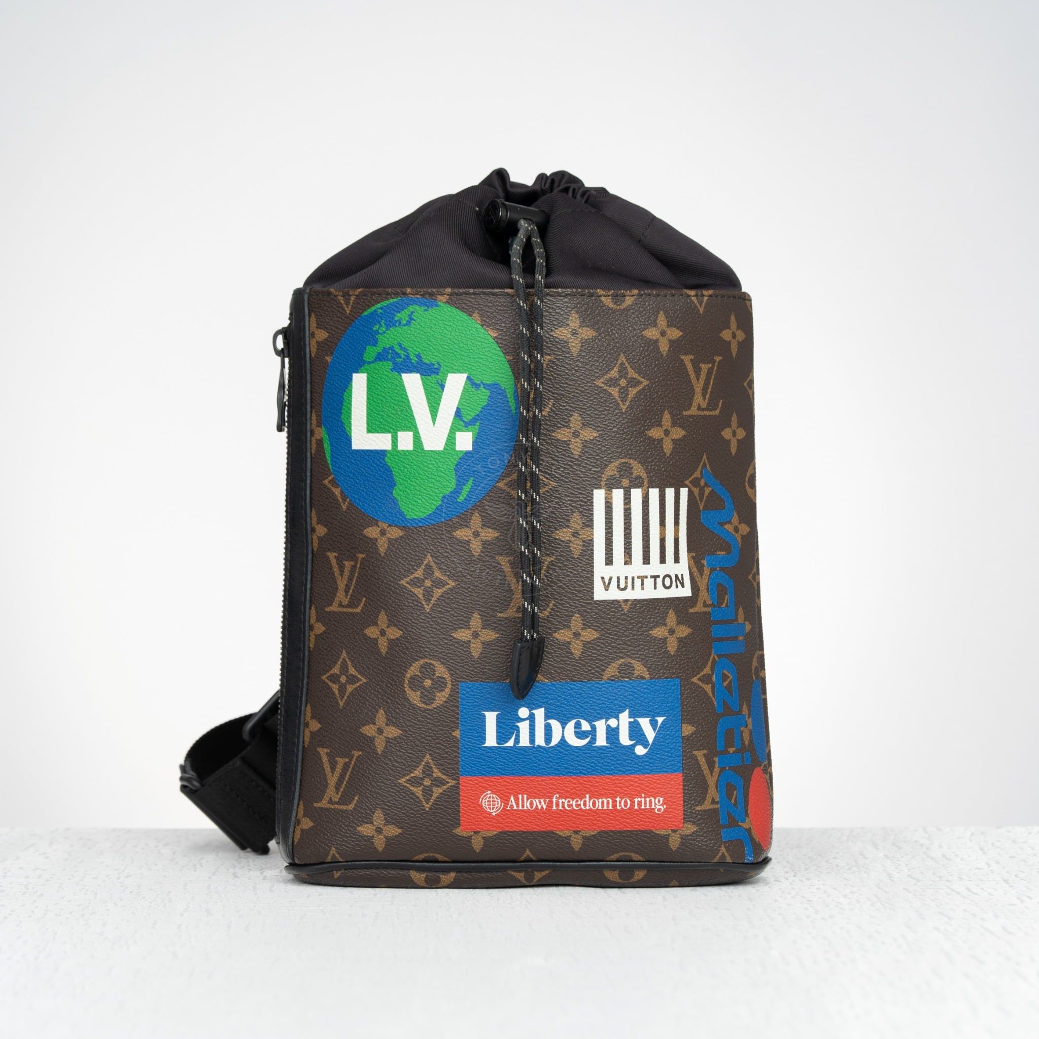 Túi đeo Louis Vuitton Monogram Logo Story Chalk Sling Limited Edition size 24