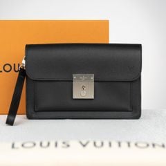 Clutch Louis Vuitton Belaia Noir Taiga