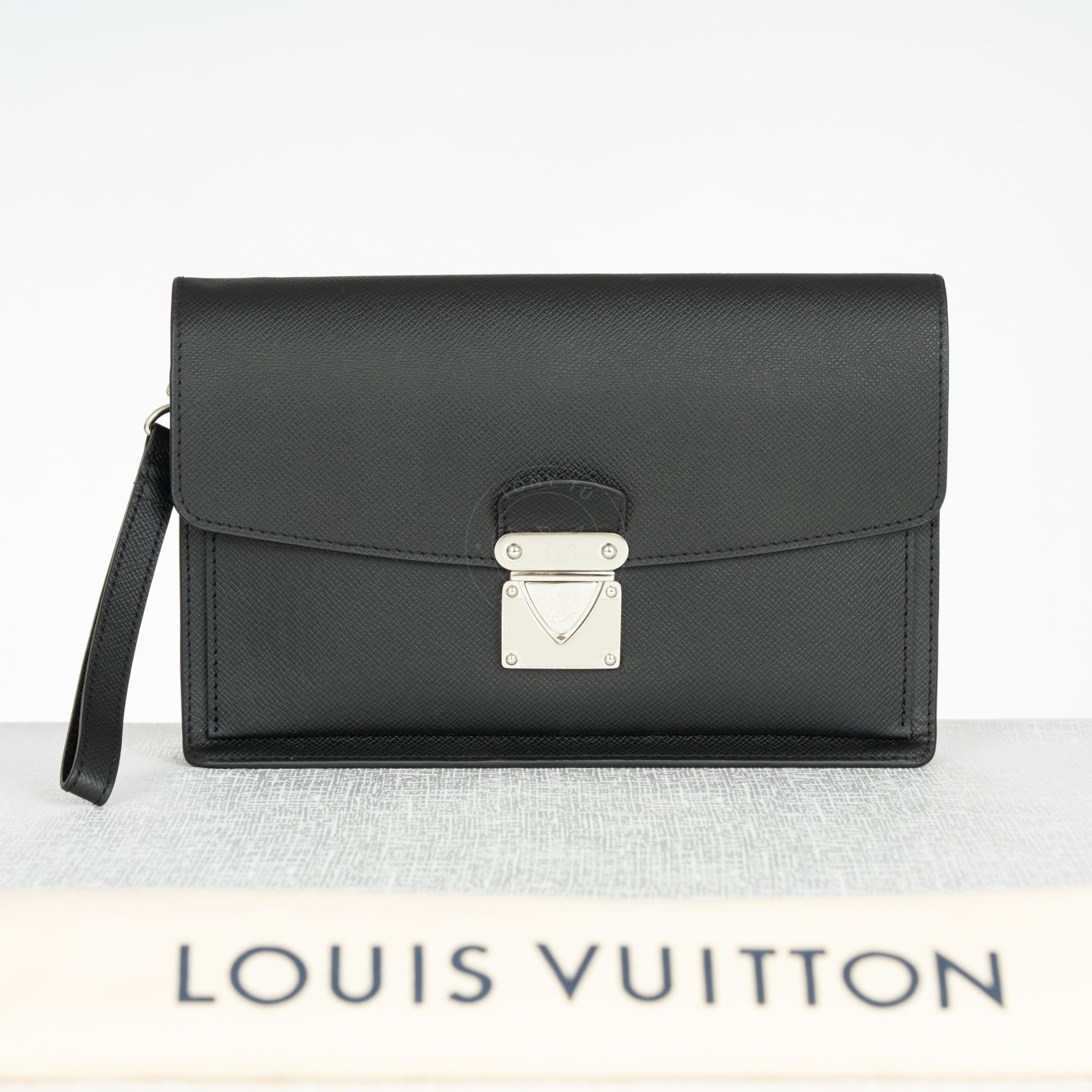 Clutch Louis Vuitton Neo Belaia Taiga Size 27