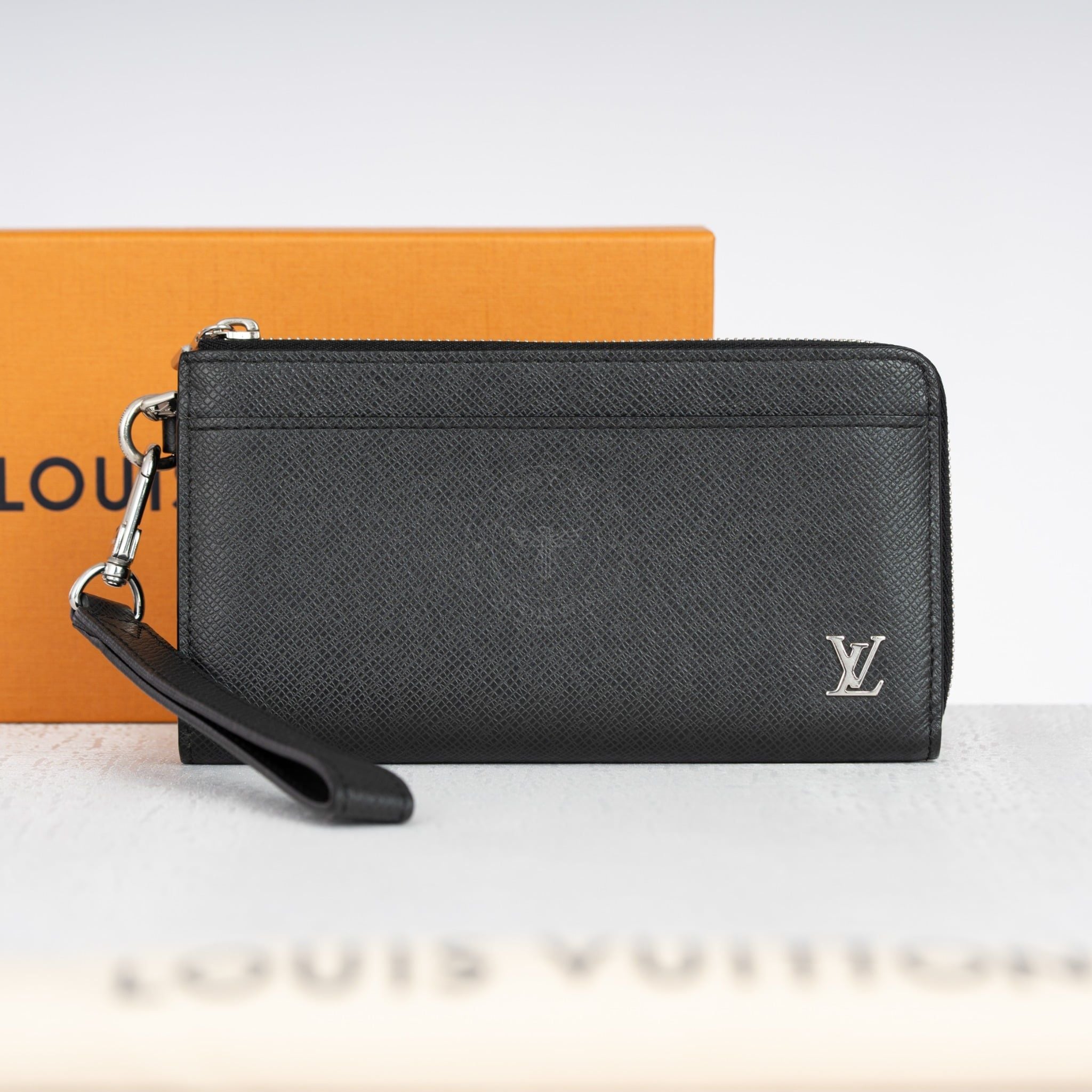Ví Zippy Louis Vuitton Dragonne Wristlet Noir Taiga size 19