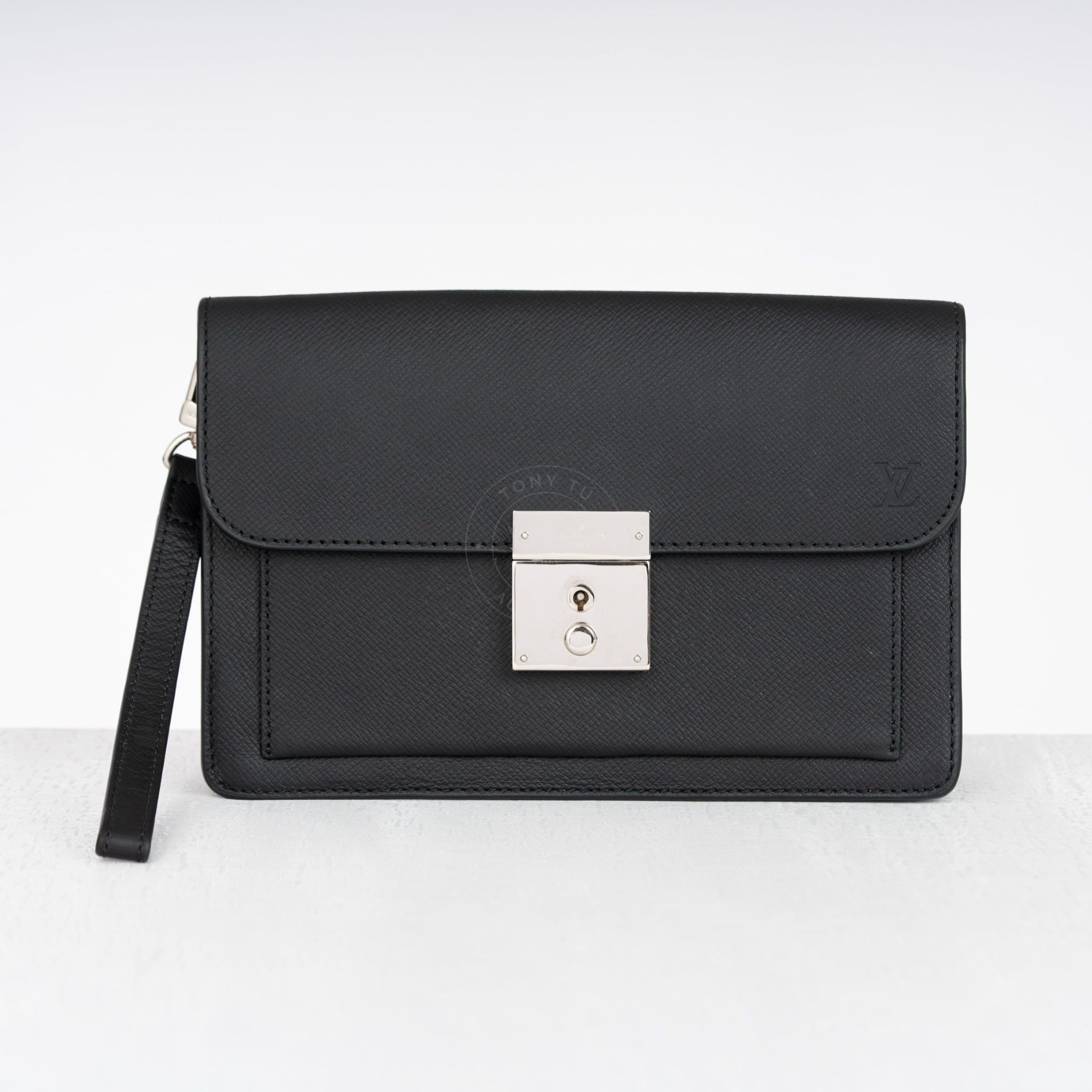 Clutch Louis Vuitton Belaia Noir Taiga size 25