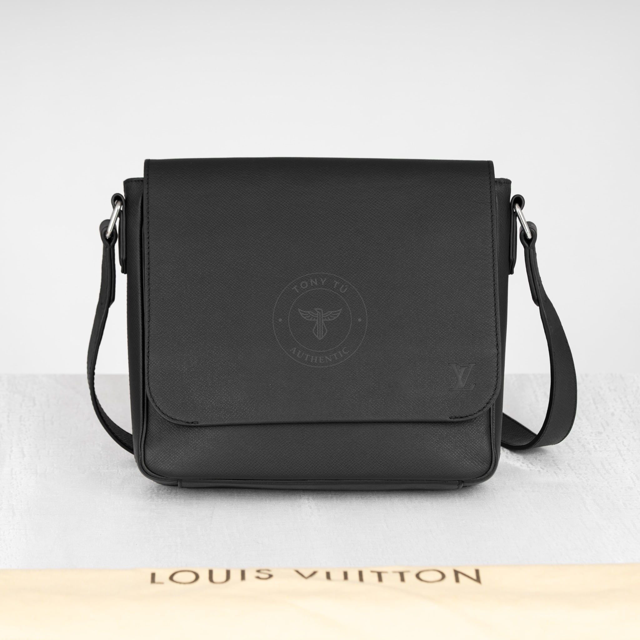 Túi đeo Louis Vuitton Roman PM Messenger Black Taiga size 26
