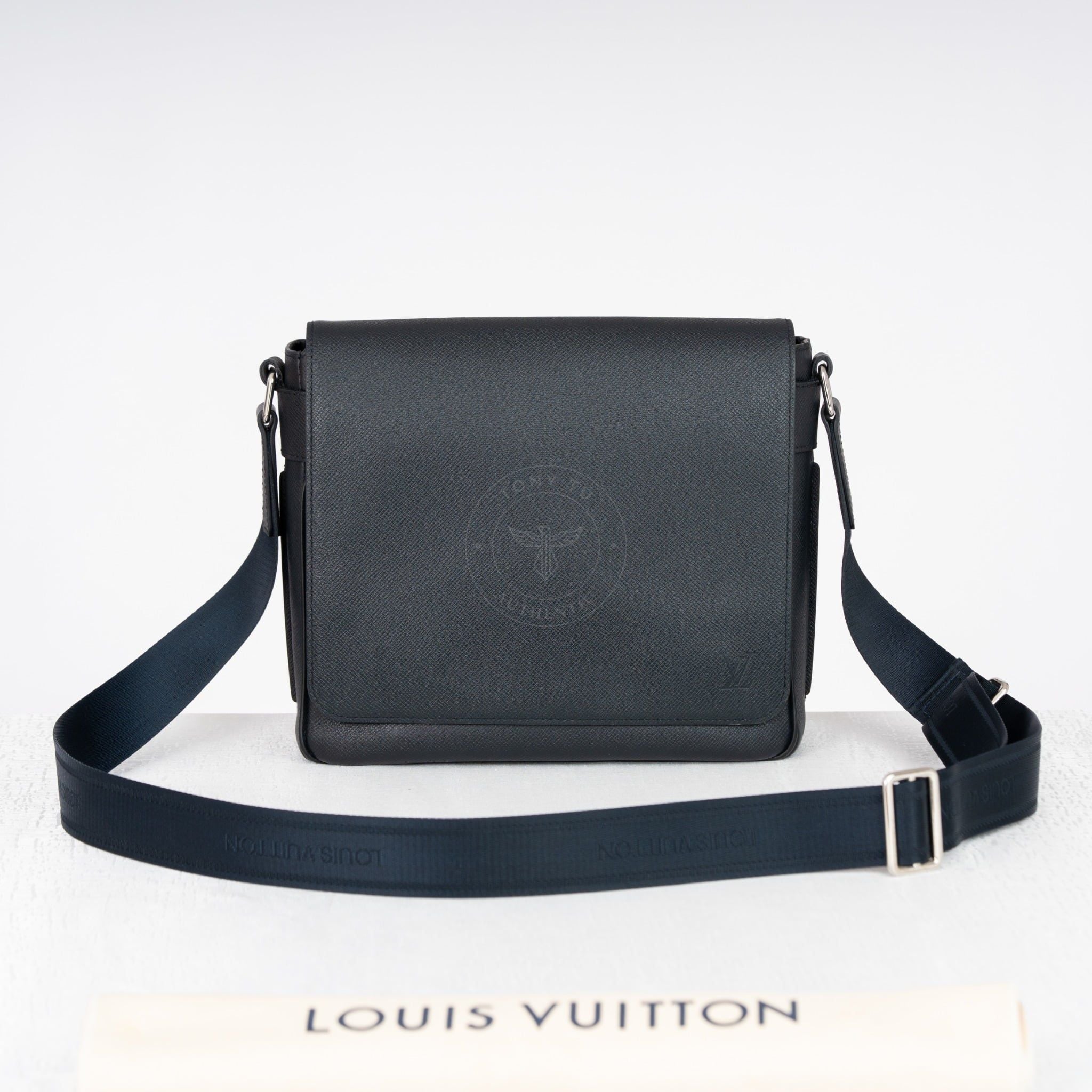 Túi đeo Louis Vuitton Roman PM Messenger Black Taiga size 26