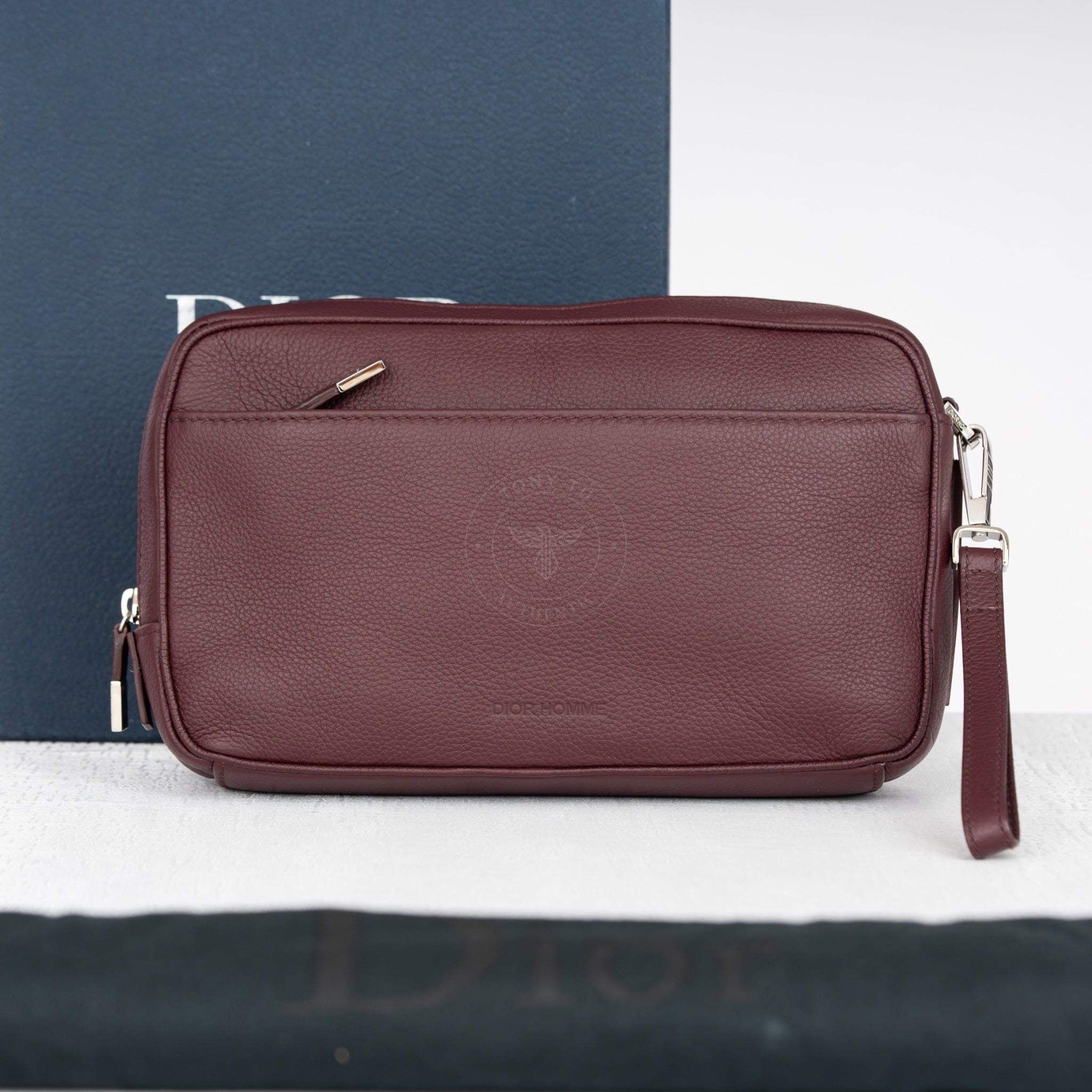 Clutch Dior Homme Cowhide in Rouge size 27