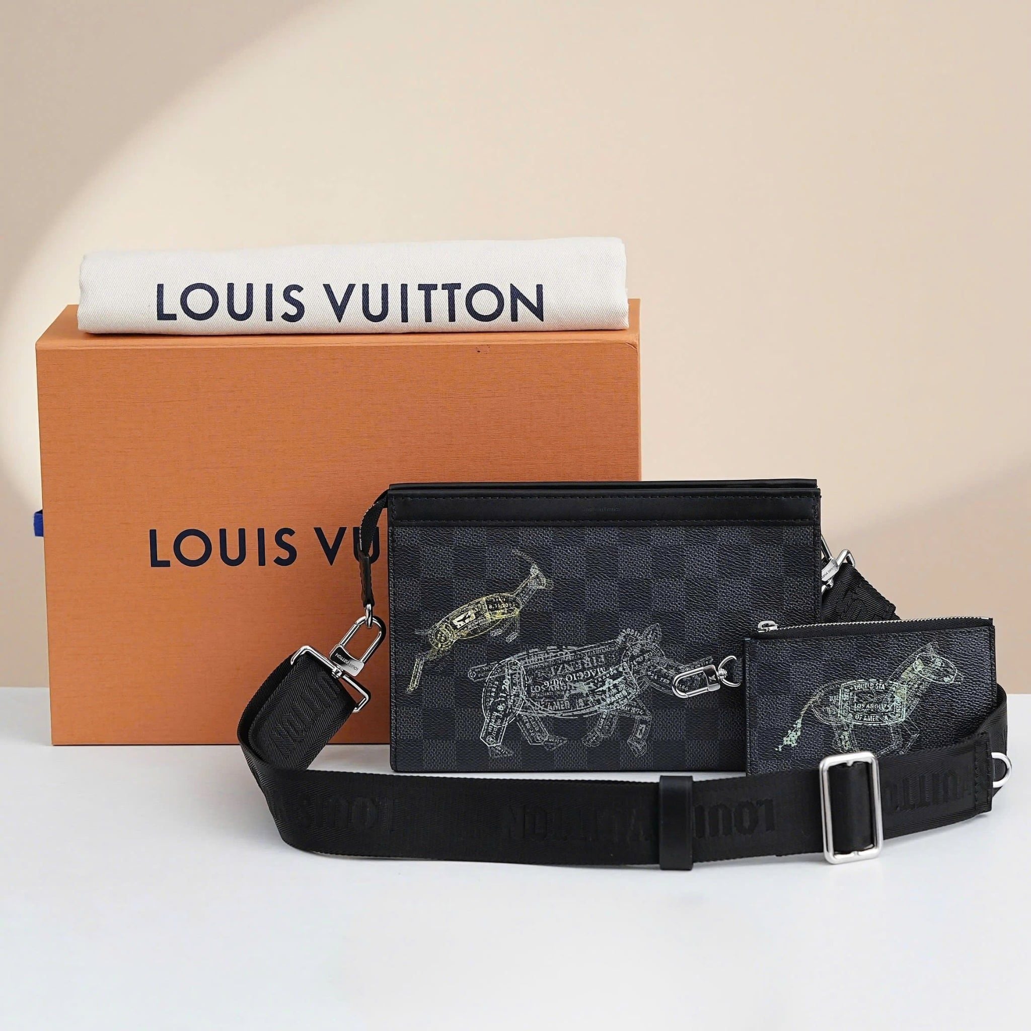 Túi đeo Louis Vuitton Gaston Wearable Wild Animals (Limited Edition) size 22