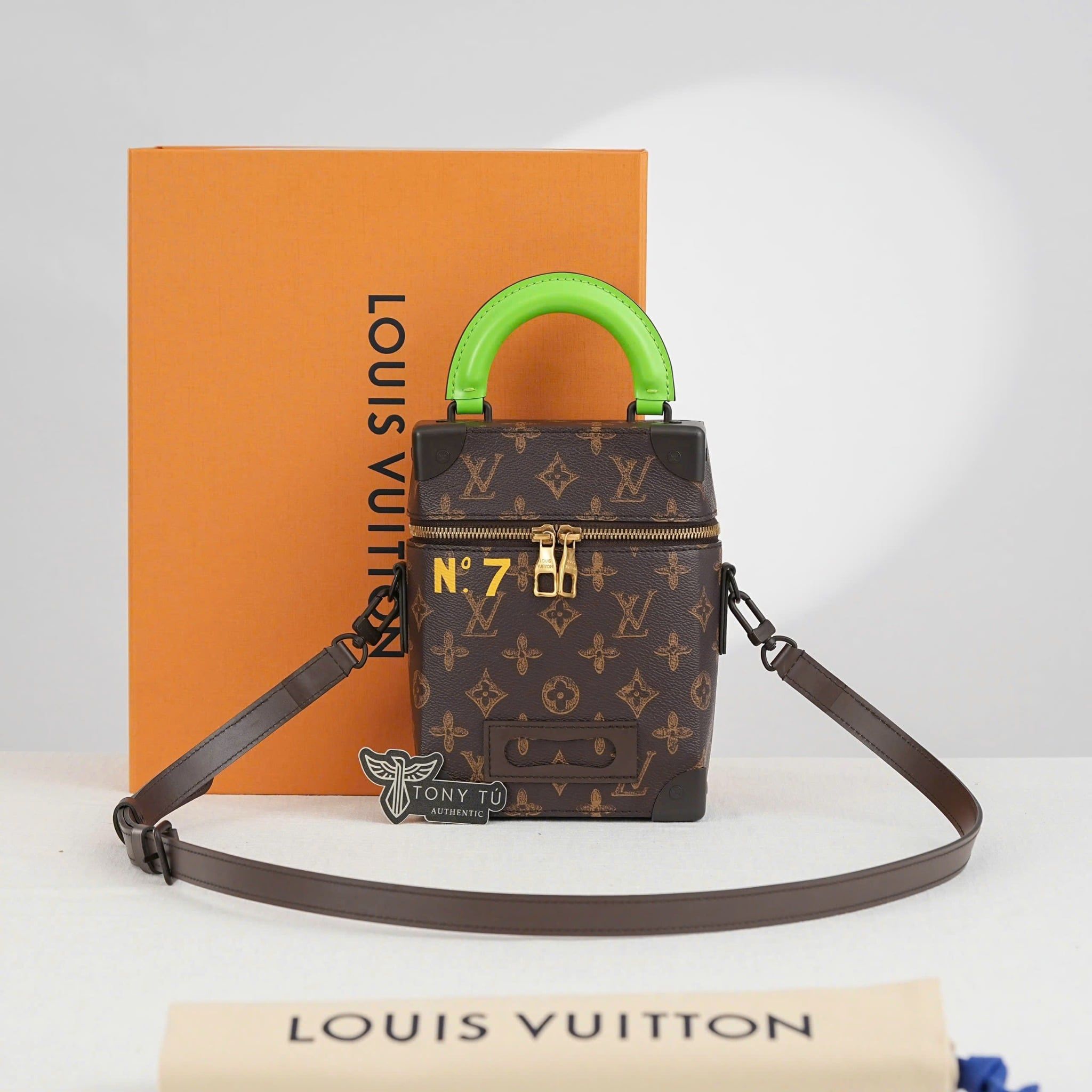 Túi đeo Louis Vuitton Vertical Box Trunk No. 7 Monogram Ebene (Unisex) size 21