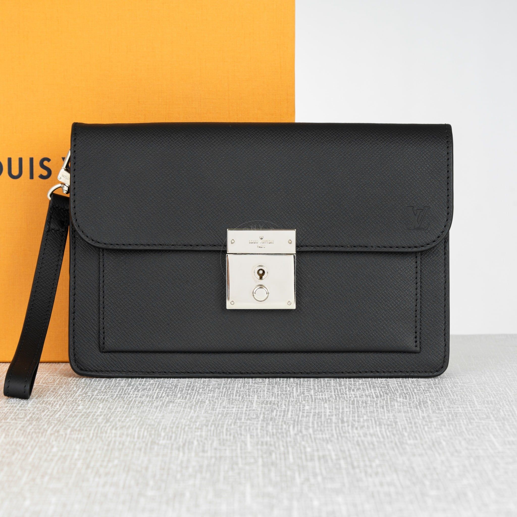 Clutch Louis Vuitton Belaia Noir Taiga size 25
