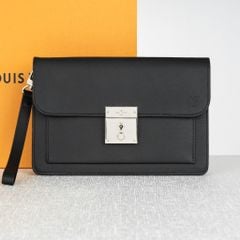 Clutch Louis Vuitton Belaia Noir Taiga size 25