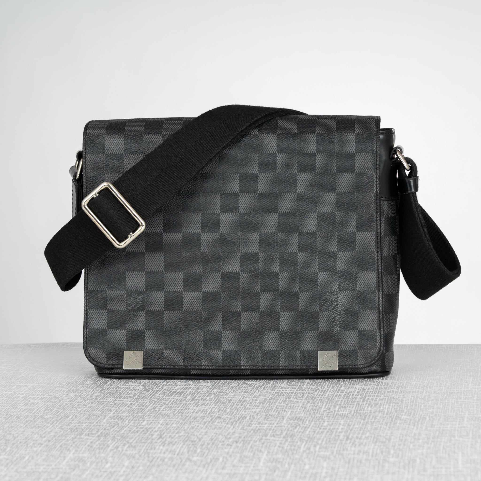 Túi đeo Louis Vuitton District Messenger Damier Graphite PM Size 25