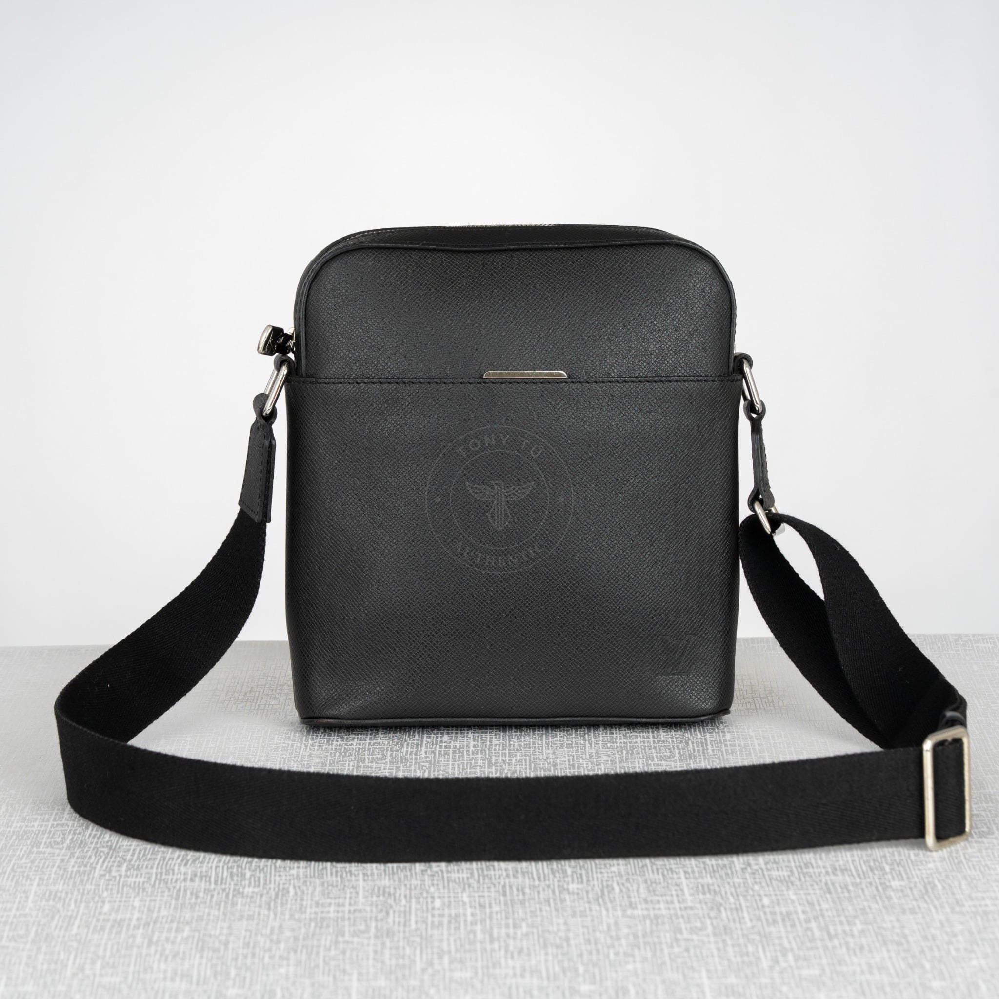 Túi đeo Louis Vuitton Pochette District Noir Taiga Size 23