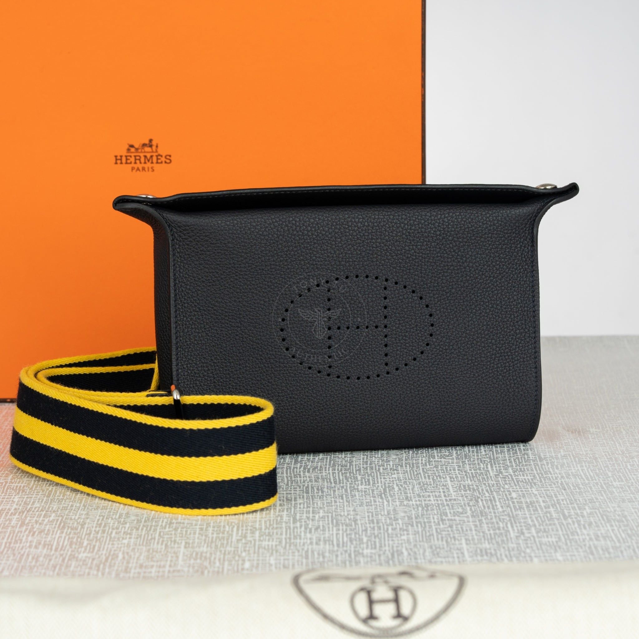 Túi đeo Hermès Videpoches Noir Veau Togo size 27