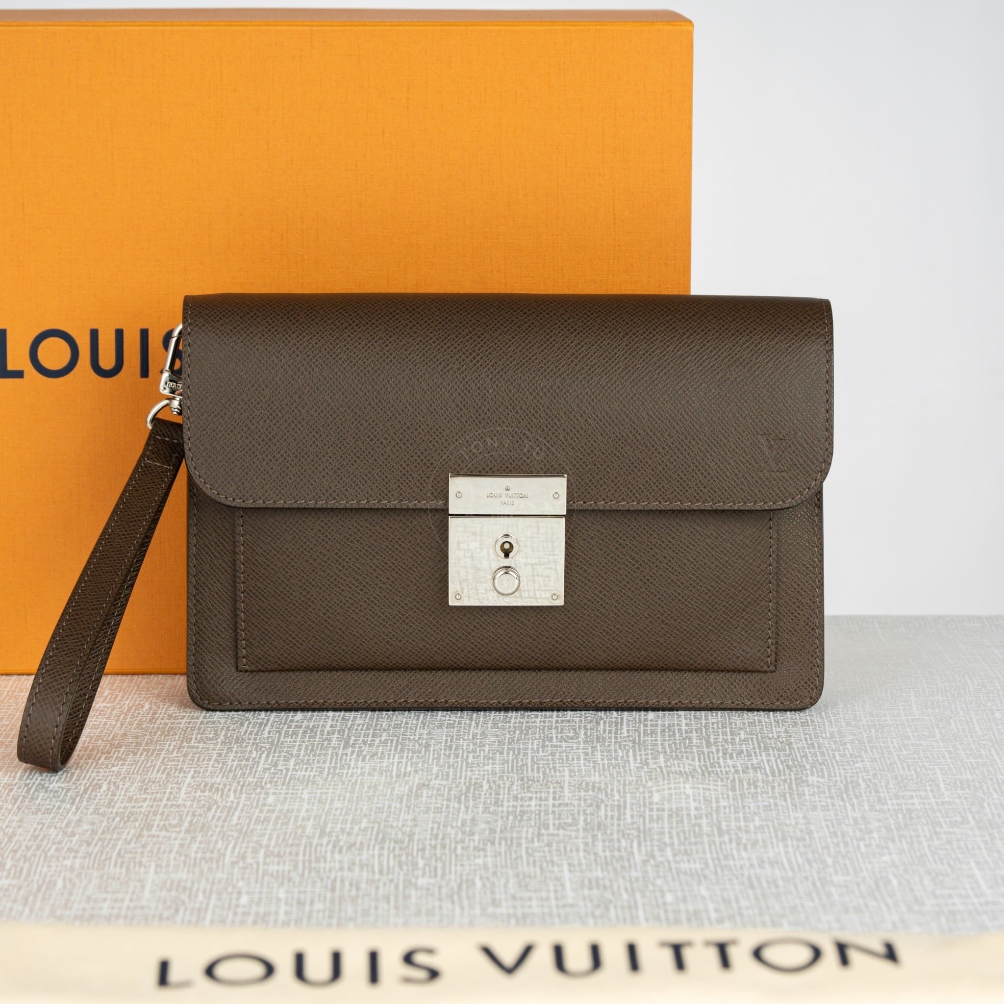 Clutch Louis Vuitton Belaia Brown Taiga size 24