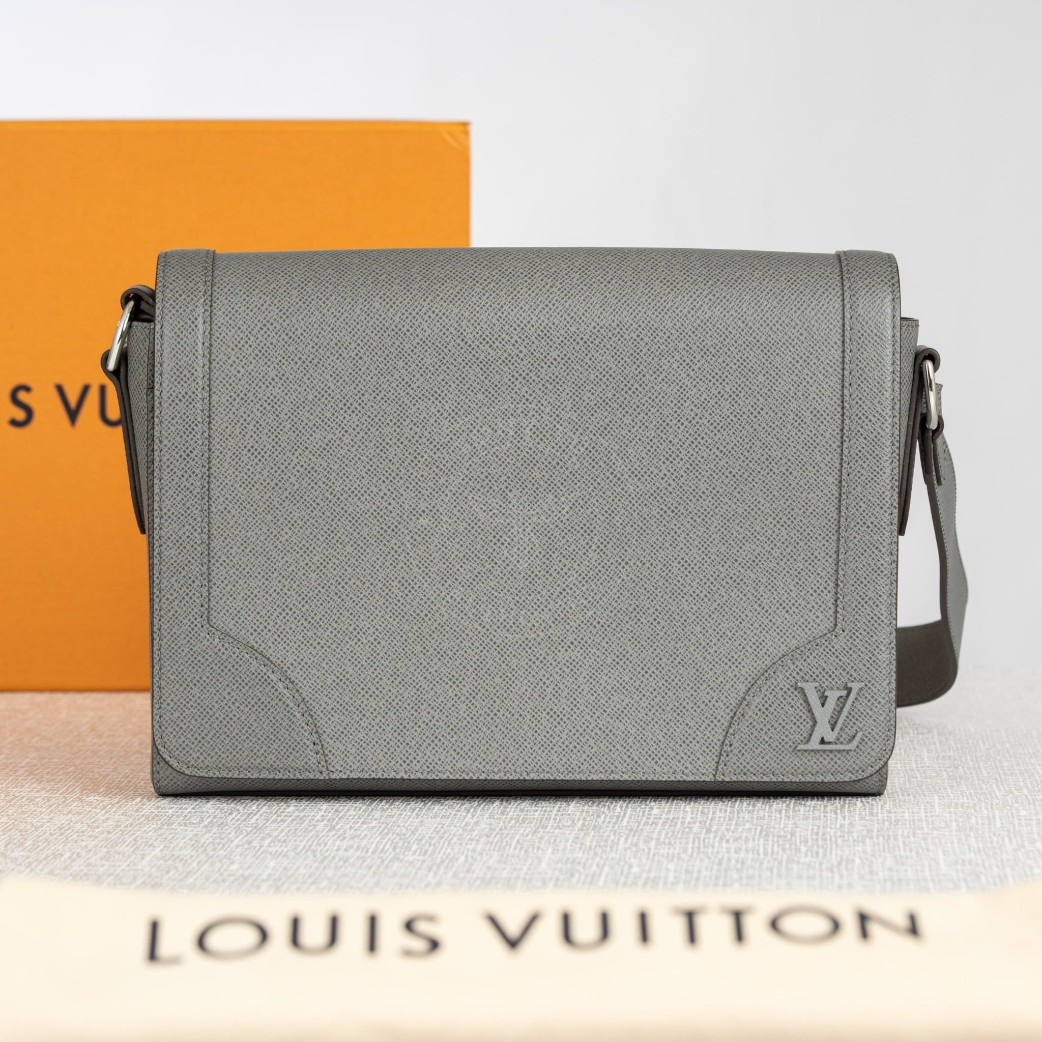 Túi Louis Vuitton New Flap Grey Taiga Messenger Size 28