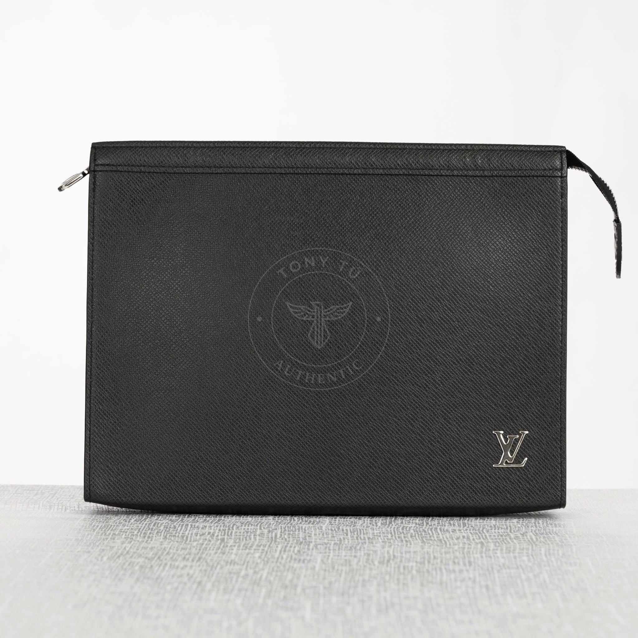 Clutch Louis Vuitton Voyage MM Noir Taiga (New SS - Code Chip) size 27
