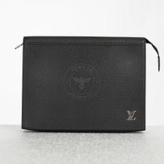 Clutch Louis Vuitton Voyage MM Noir Taiga (New SS - Code Chip) size 27