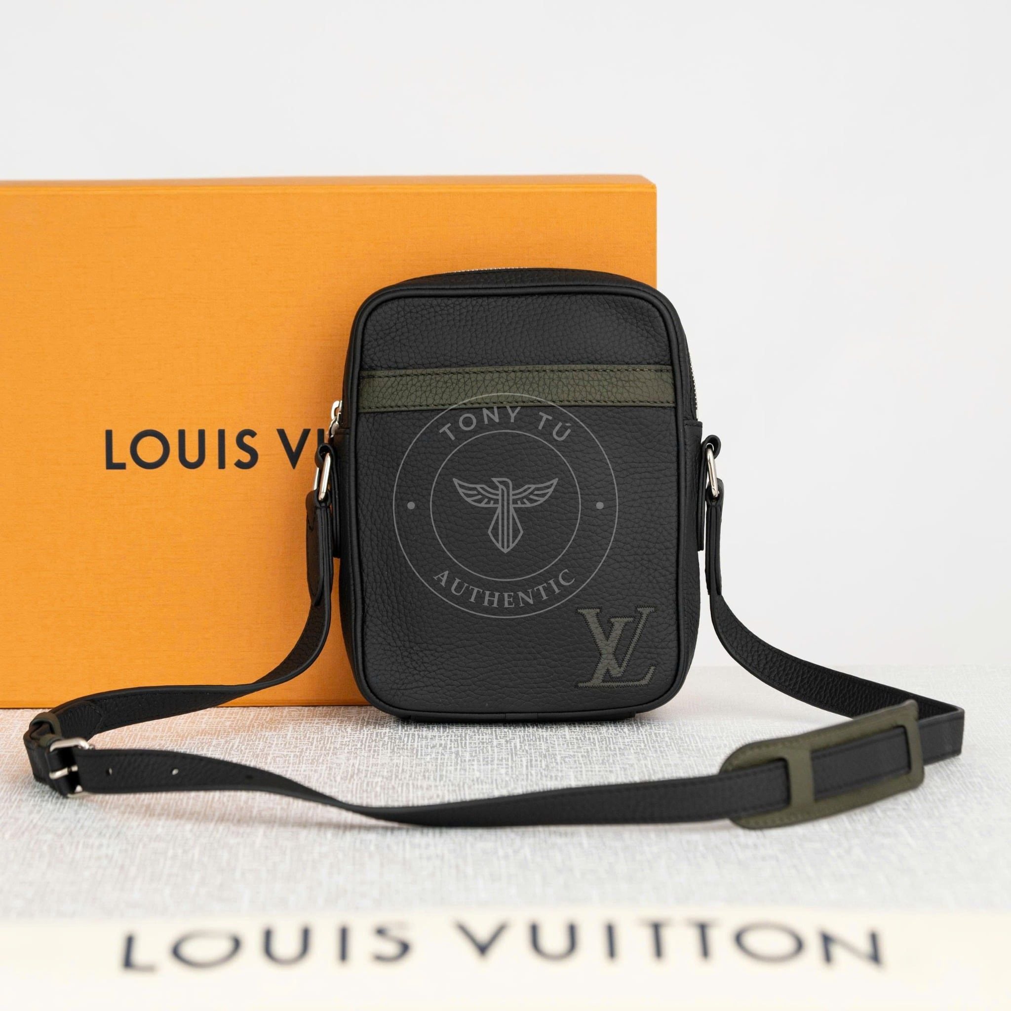 Túi đeo Louis Vuitton Navy Black Danube Taurillon PM size 21