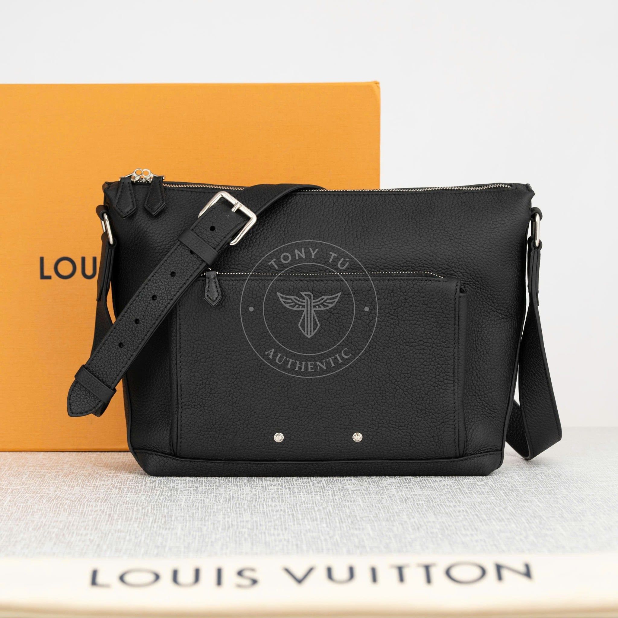 Túi Louis Vuitton Armand Messenger Noir Taurillon