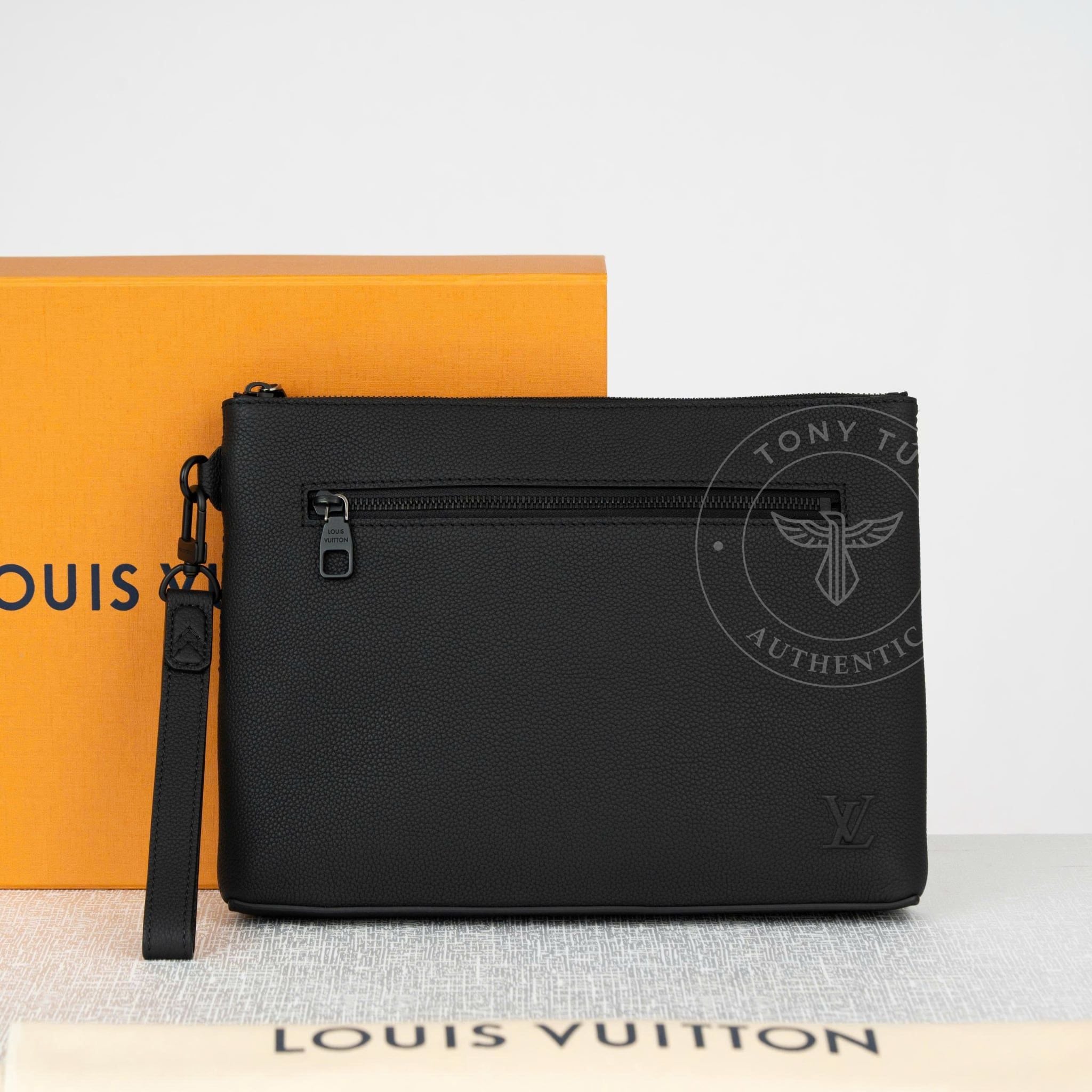 Clutch/Pouch Louis Vuitton Takeoff Noir Aerogram (NEW SS) size 29
