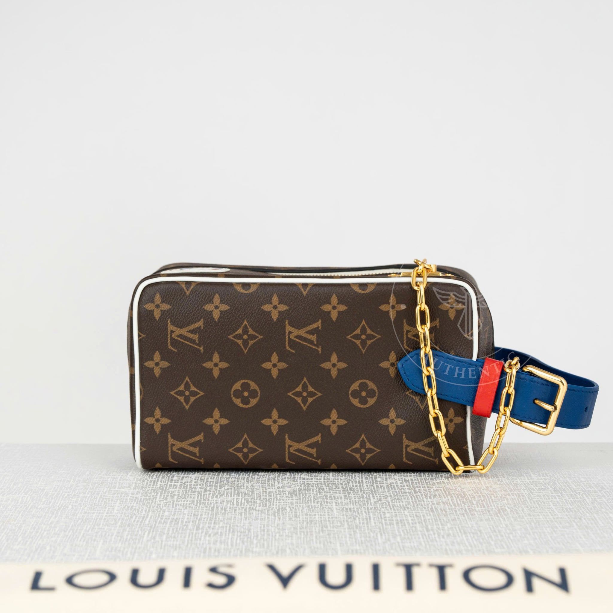 Clutch Louis Vuitton x NBA Cloakroom Dopp Kit Monogram Ebene (Limited) size 23