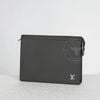 Clutch Louis Vuitton Voyage MM Noir Taiga (New SS - Code Chip) size 27