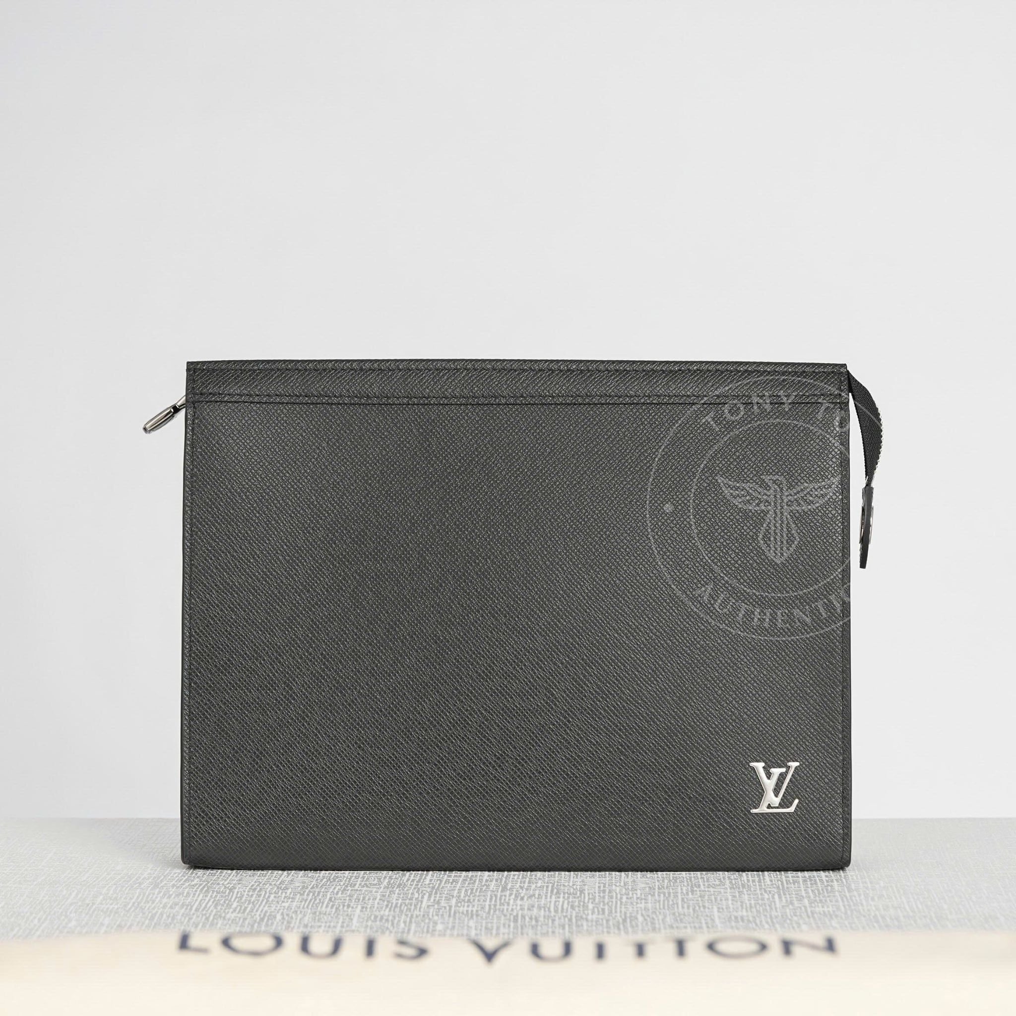 Clutch Louis Vuitton Voyage MM Noir Taiga (New SS - Code Chip) size 27