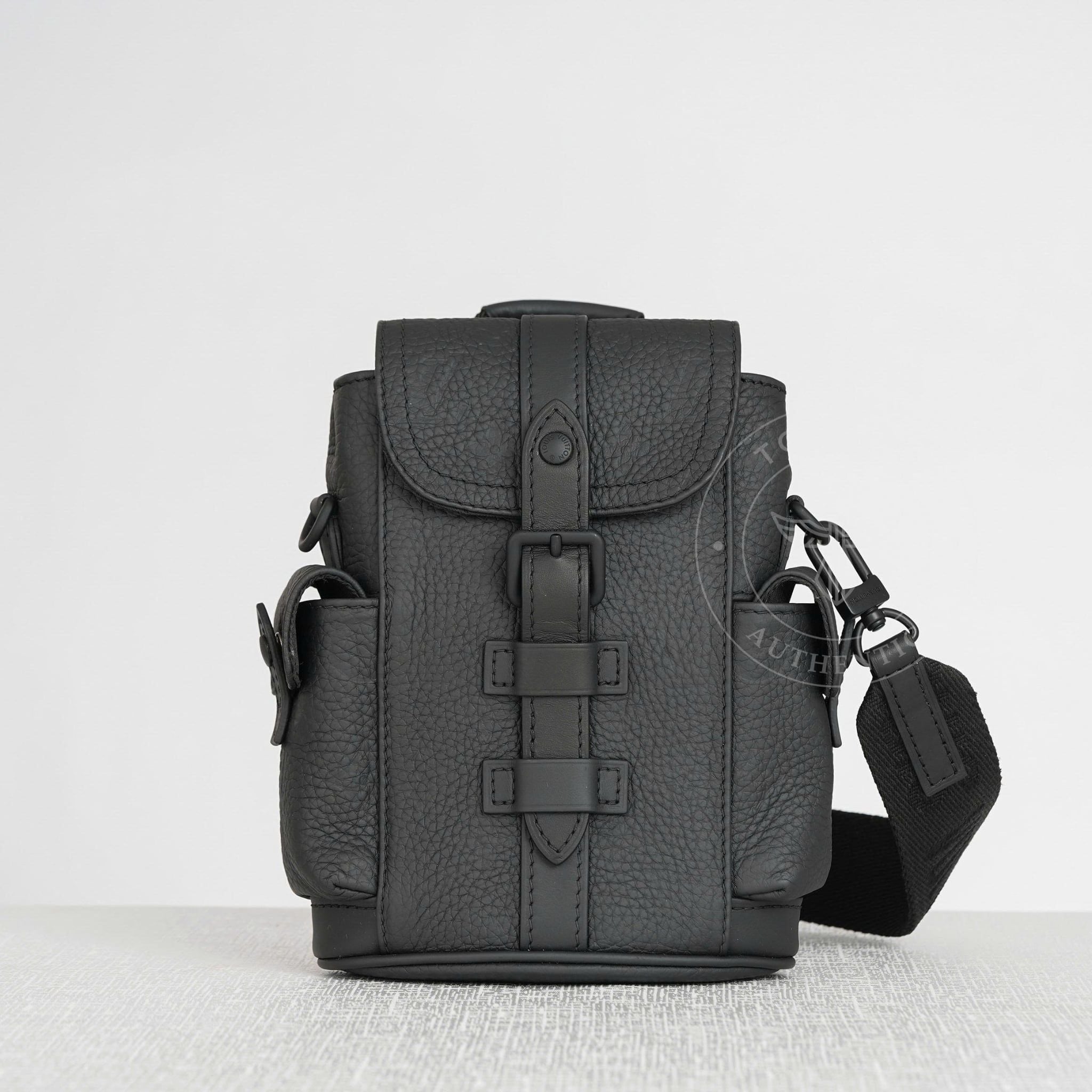 Túi đeo Louis Vuitton Christopher Noir Taurillon size XS