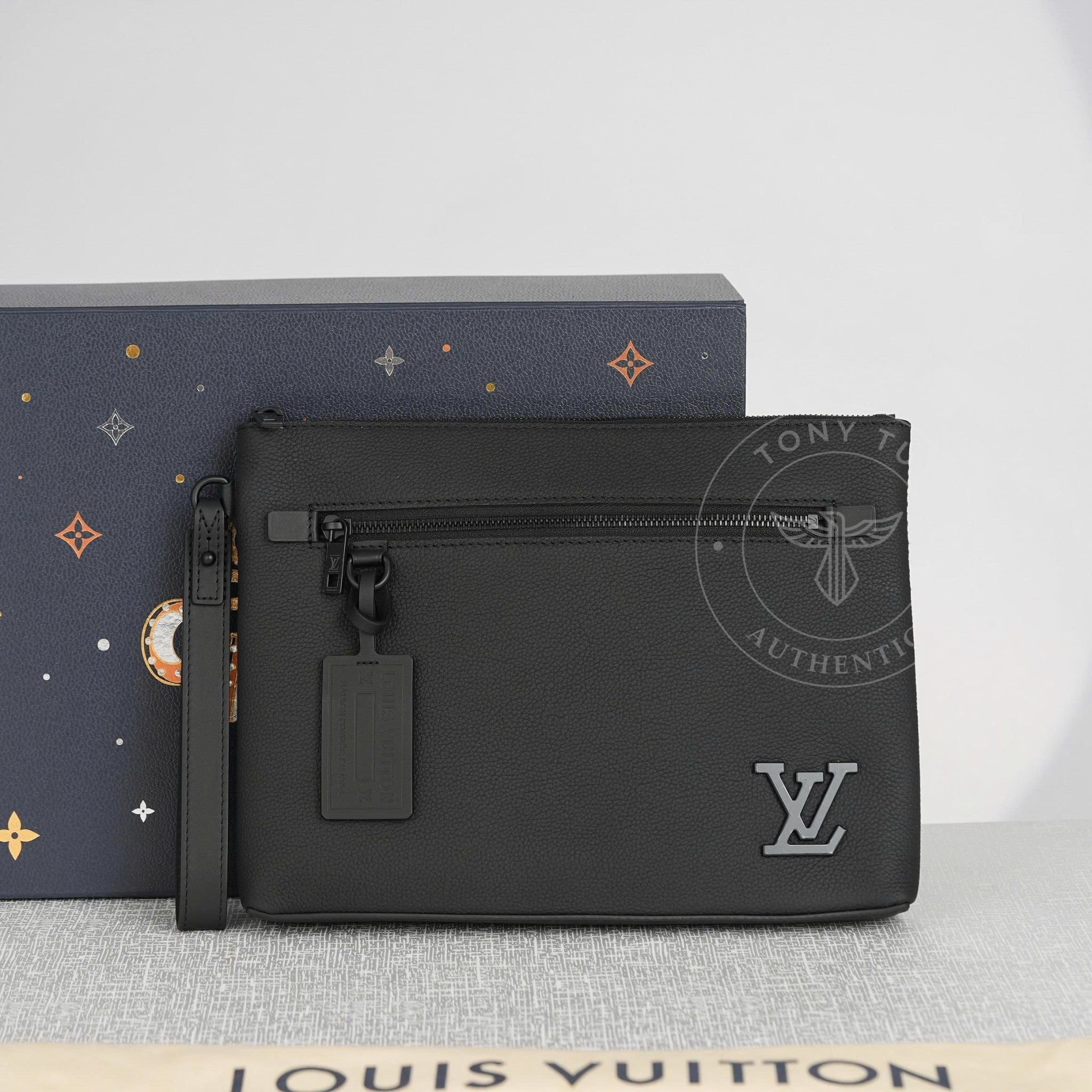 Clutch/Pouch Louis Vuitton Takeoff Aerogram (Noir) size 30