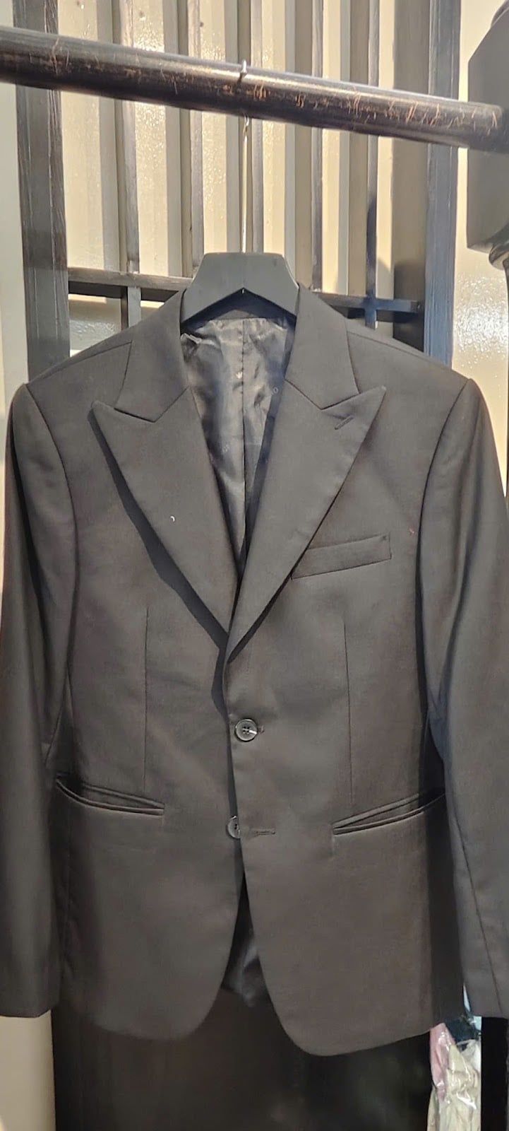 Áo Vest Nam Đen 2 Nút Cổ Ve Áo Nhọn SUIT UP