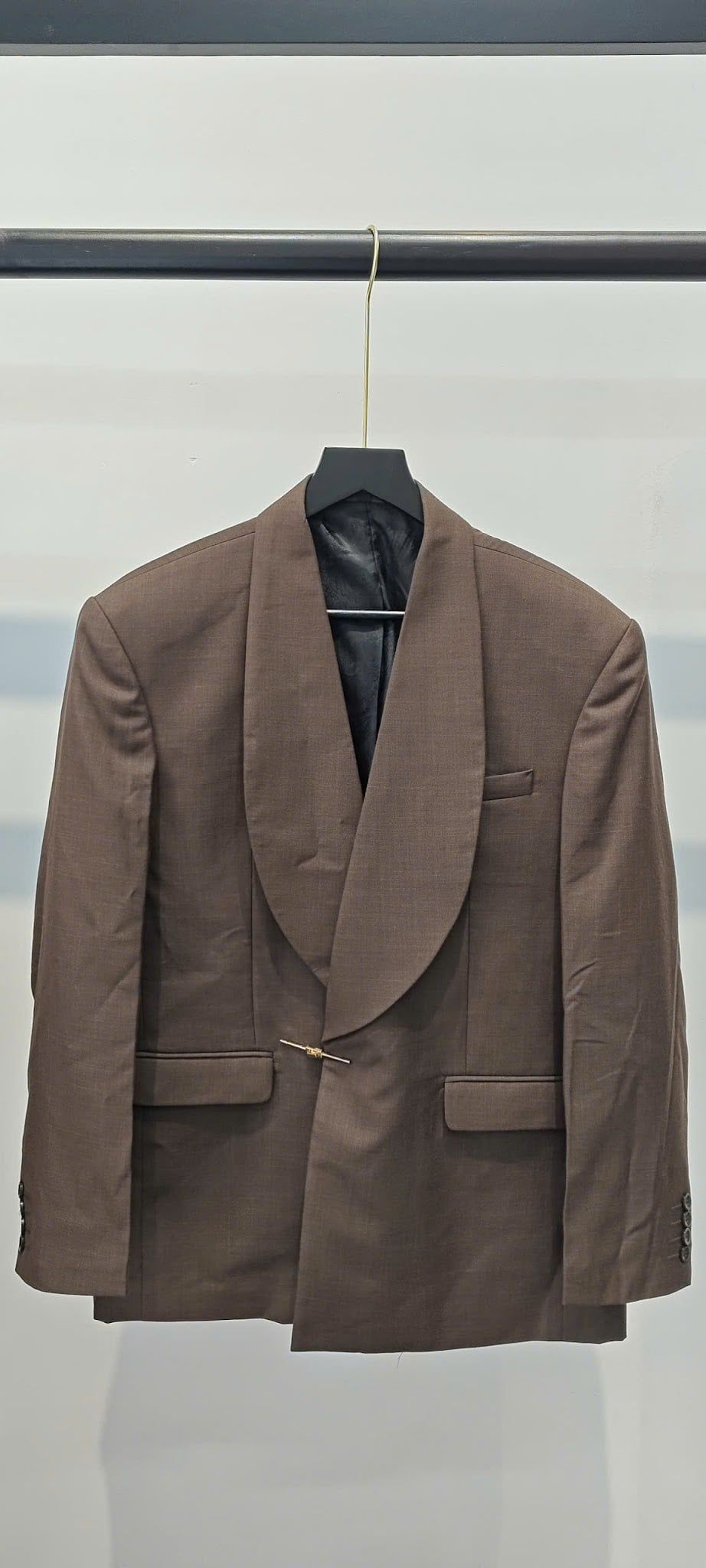 Áo Vest Nam Nâu 2 Nút Cổ Sam Suit Up