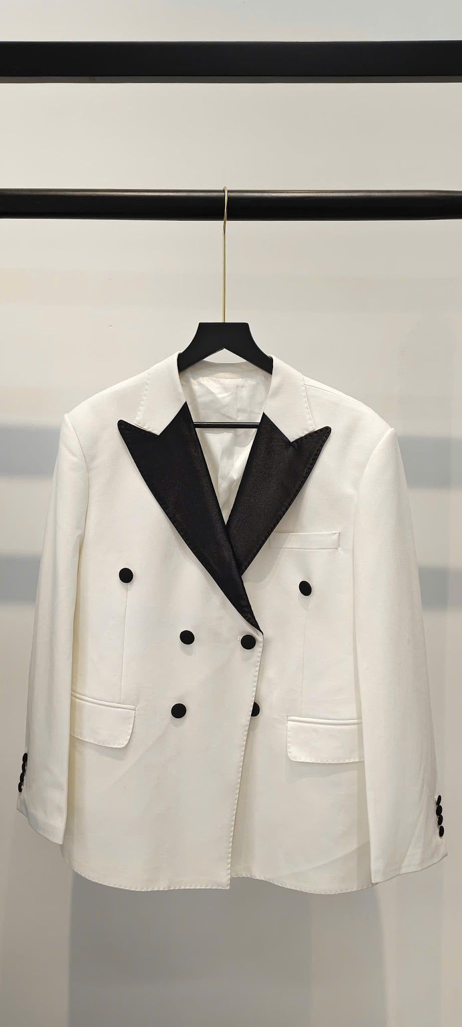Áo Vest Nam Trắng 6 Nút Ve Áo Nhọn Đen SUIT UP