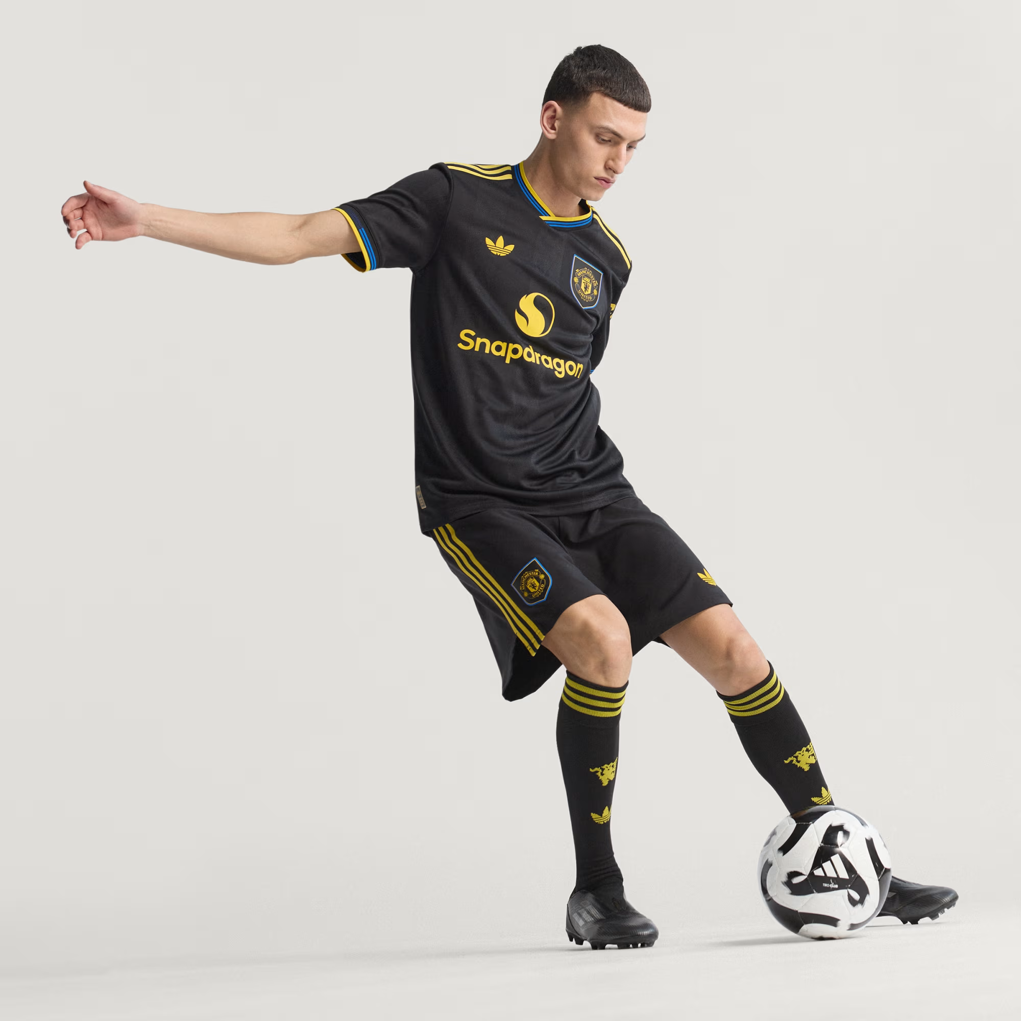  Áo Adidas Manchester United 2025/26 'Black' 