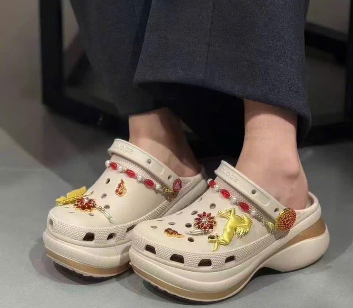  Dép Crocs Bae Crimson Gallop 'Frappé' 