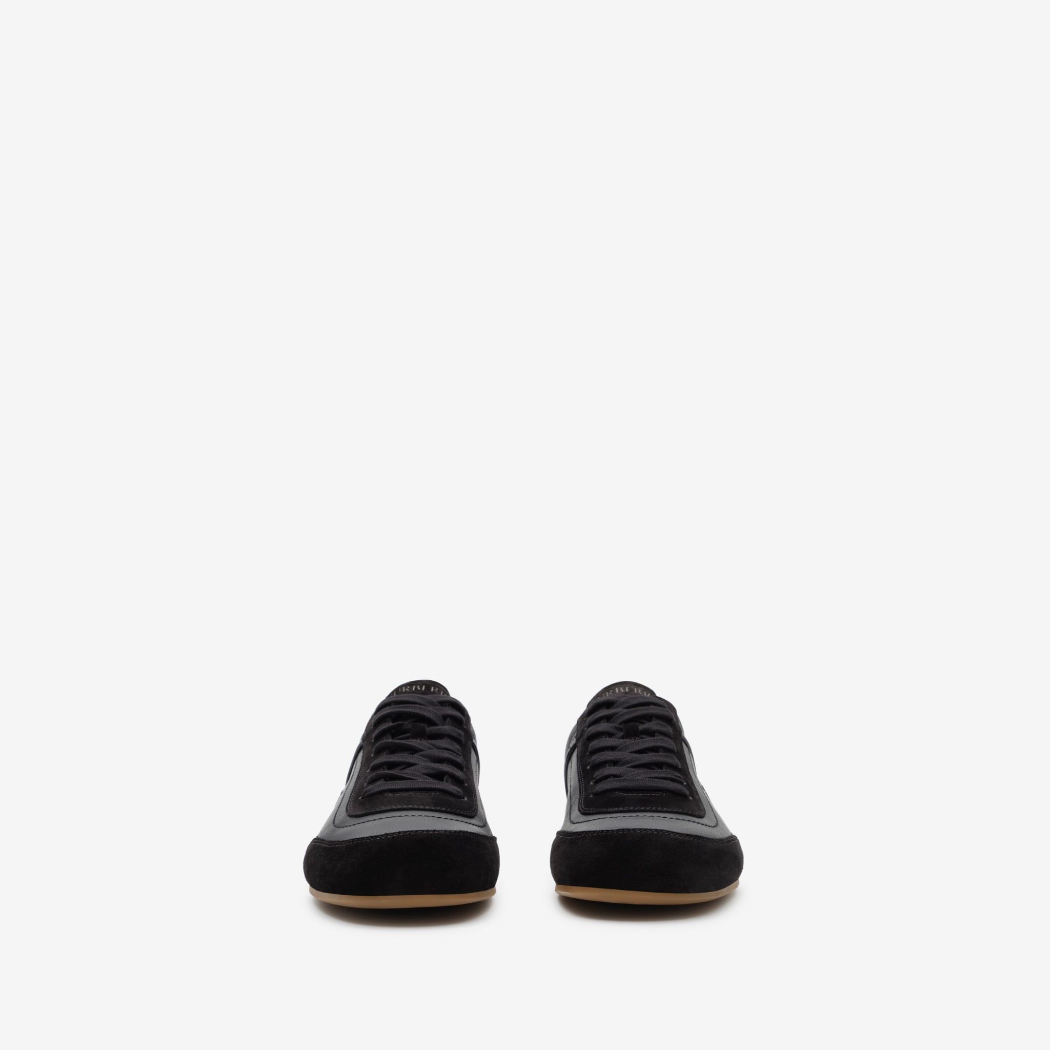  Giày Nam Burberry Leather Knight Runner Sneakers​ 'Black' 