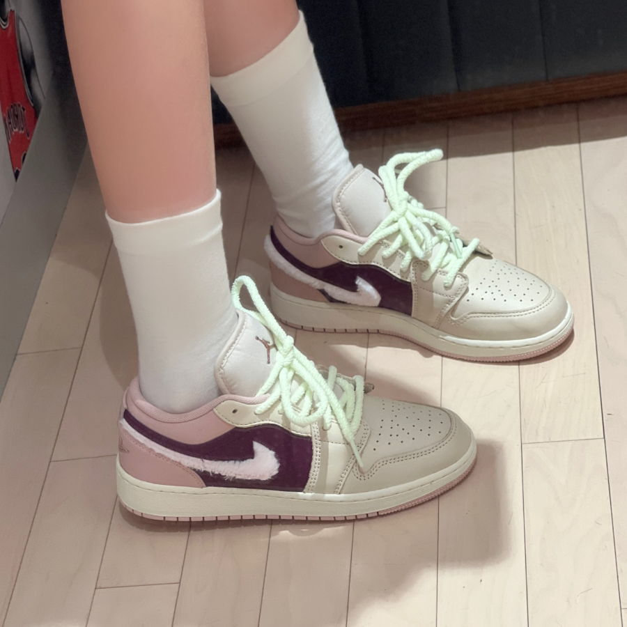  Giày Nike Air Jordan 1 Low SE GS 'Fur Swoosh' 