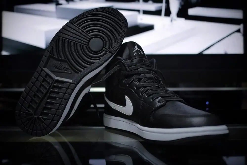  Giày Nike Air Jordan 1 Mid 'Black White' 
