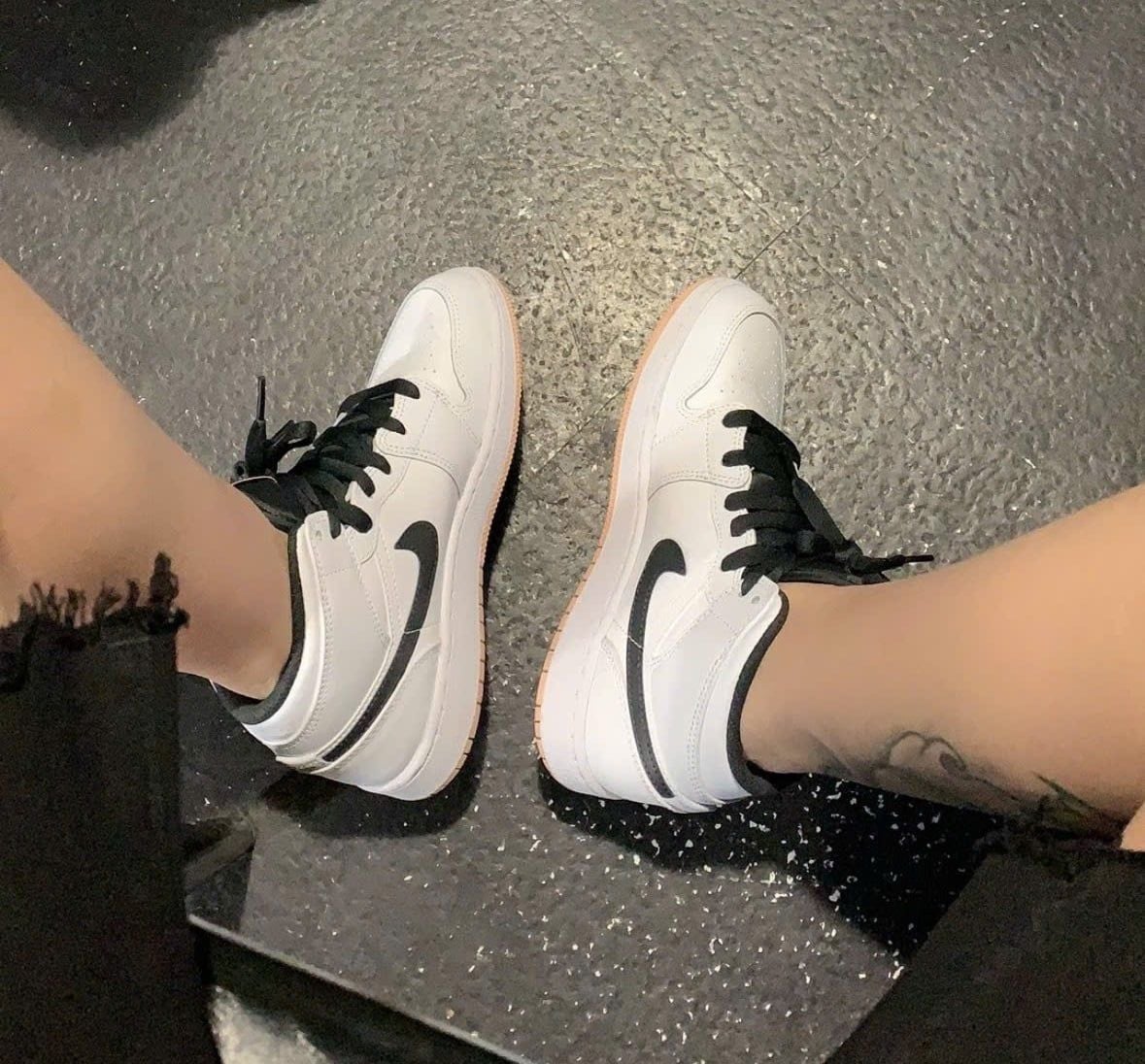  Giày Nike Air Jordan 1 Mid GS 'White Arctic Orange' 