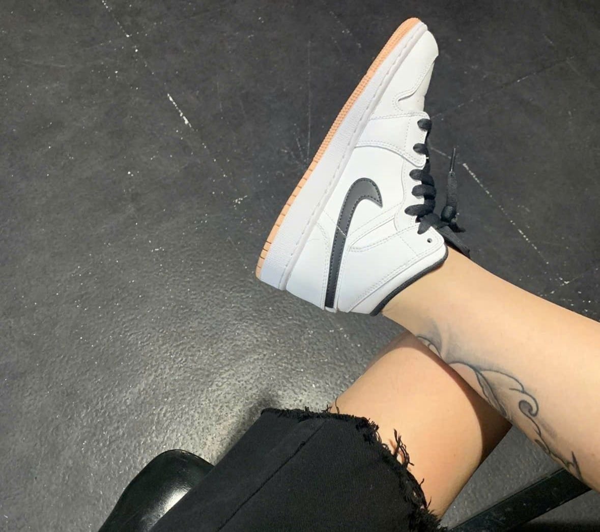  Giày Nike Air Jordan 1 Mid GS 'White Arctic Orange' 