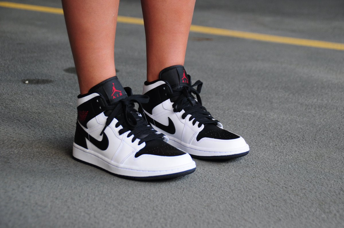  Giày Nike Air Jordan 1 Mid 'White Black' 