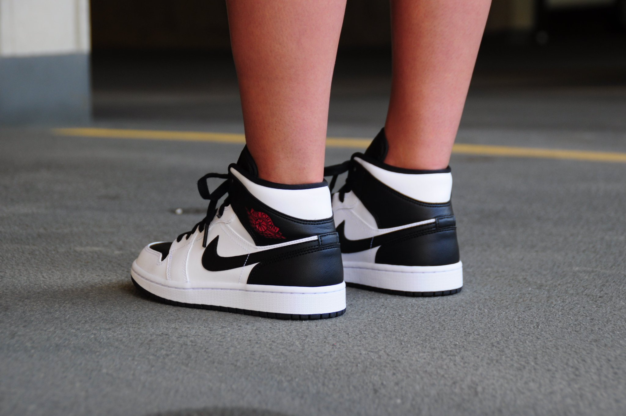  Giày Nike Air Jordan 1 Mid 'White Black' 