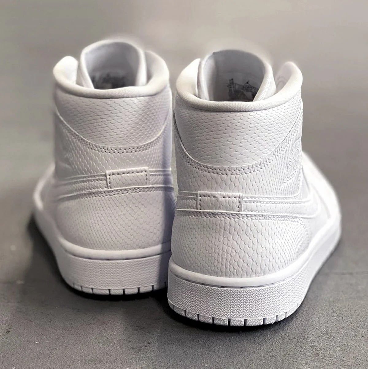  Giày Nike Air Jordan 1 Mid 'White Snakeskin' 