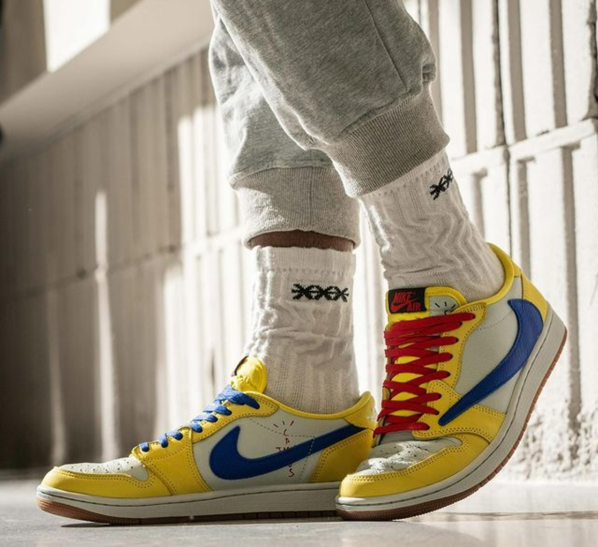  Giày Nike Air Jordan 1 Retro x Travis Scott 'Canary' 
