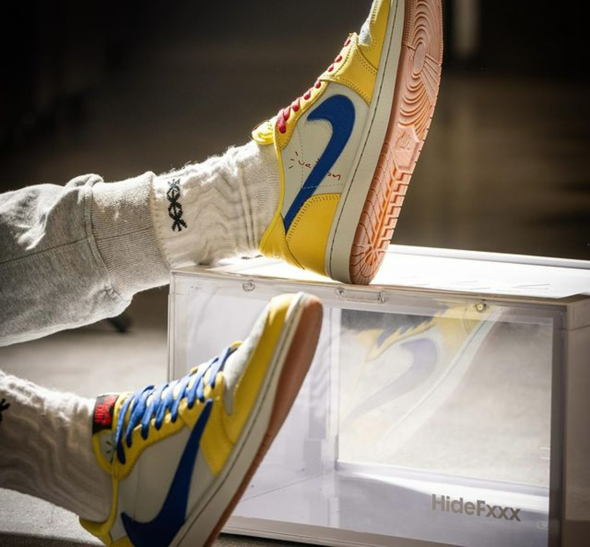  Giày Nike Air Jordan 1 Retro x Travis Scott 'Canary' 